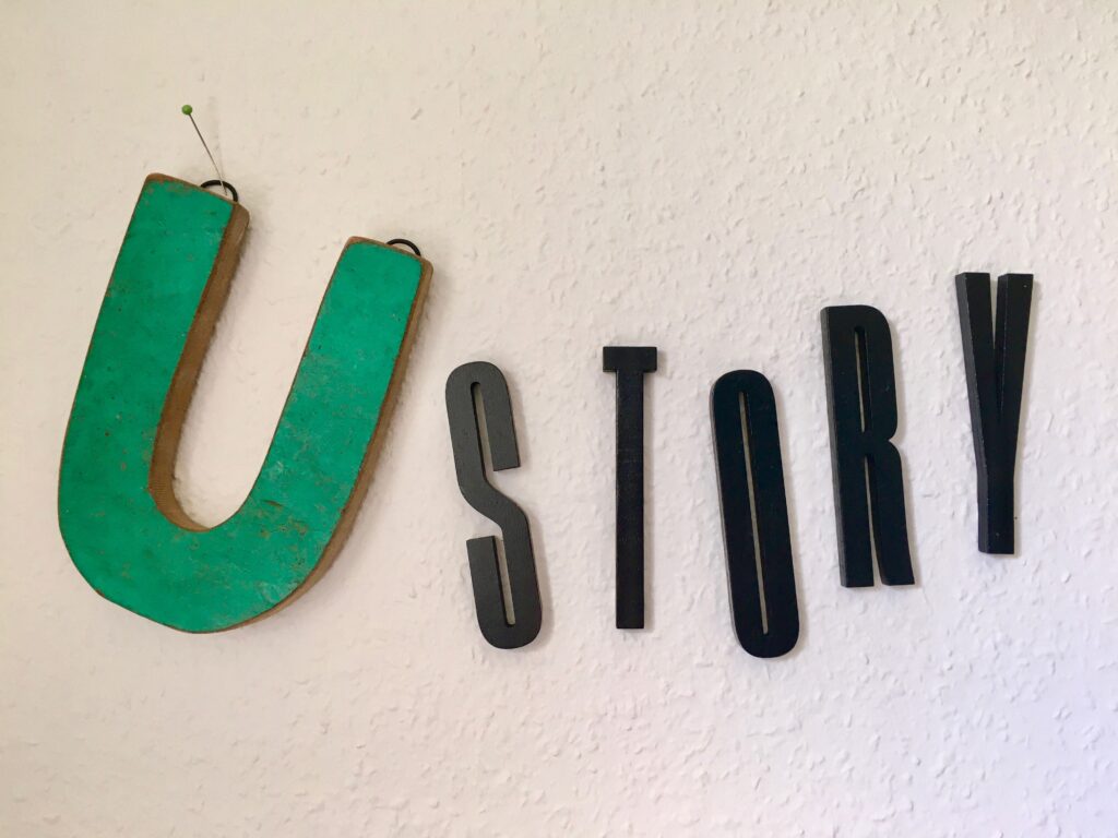 U-story logo på væg